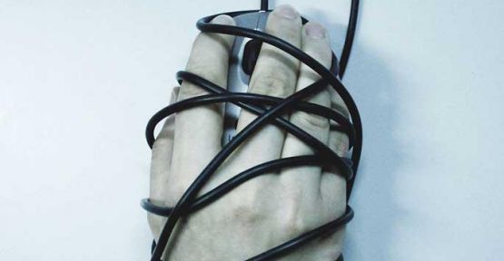 Hükümet, 'İnternet'e sansür' yasasında makyaj hazırlığında