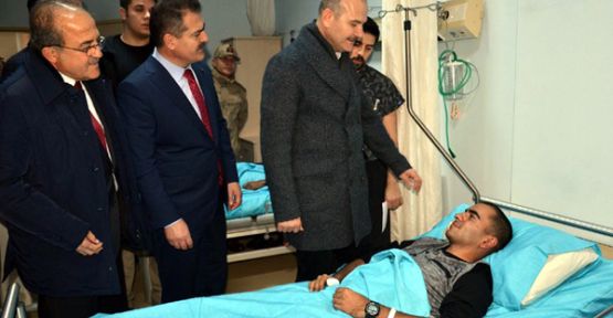 İçişleri Bakanı Soylu, Hakkari'de yaralı askerleri ziyaret etti