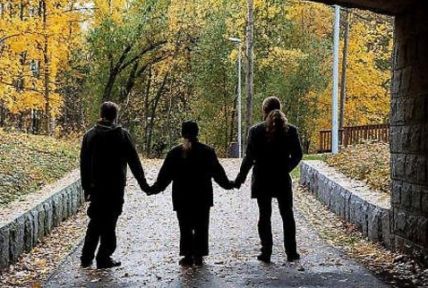 İki kocası ve bir sevgilisi olan kadın ülkeyi karıştırdı