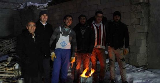 İnşaat işçilerinin soğukla mücadelesi