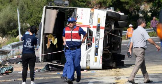 İşçi minibüsü devrildi: 3 ölü, 30 yaralı