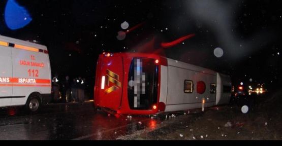 Isparta'da yolcu otobüsü devrildi!.. 18 yaralı!