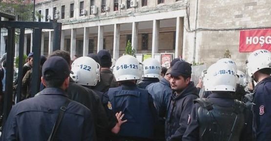 İstanbul Üniversitesi’nde afiş asan öğrencilere saldırı