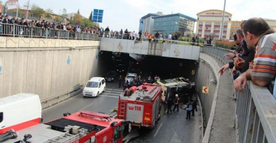 İstanbul'da minibüs köprüden uçtu!