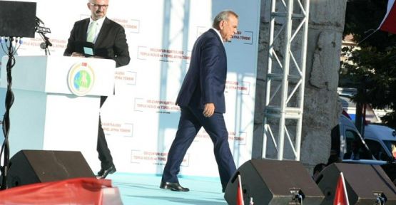İzmir Büyükşeyir Belediye Başkanı Kocaoğlu töreni terk etti
