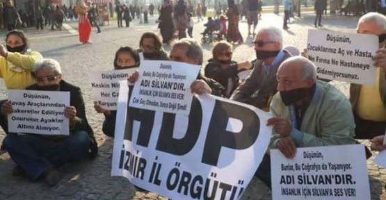 İzmir'de oturma eylemi yapan 15 kişi gözaltına alındı