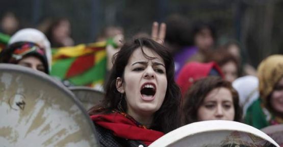 Kadınlar şiddet, taciz ve savaşa karşı alanlarda