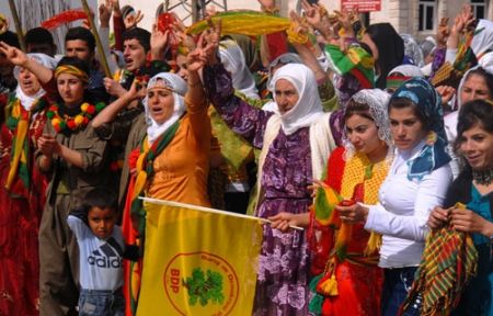 Kadınlardan üç merkezde Kobanê eylemi