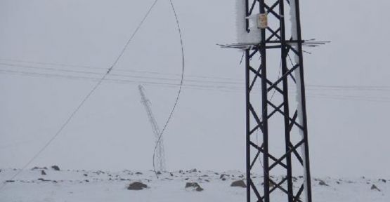 Karakış, elektrik direklerini büktü!