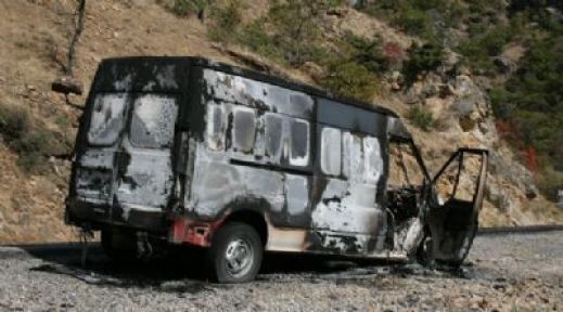 Karakola inşaat malzemesi taşıyan minibüs ateşe verildi