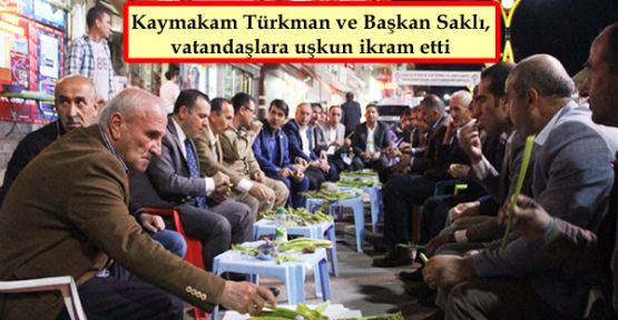 Kaymakam Türkman ve Başkan Saklı, vatandaşlara uşkun ikram etti
