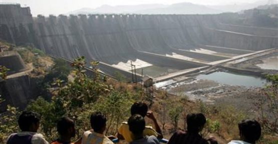 Baraj inşaatı çöktü: Yüzlerce kişiden haber alınamıyor