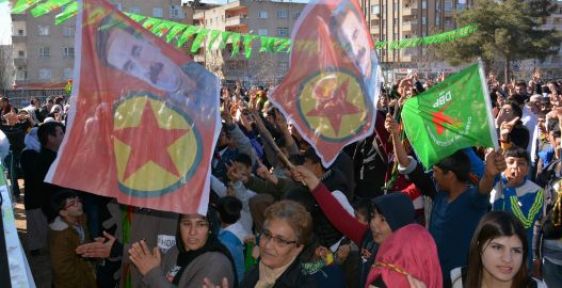 Li Mêrdînê ji bo azadiya Ocalan bi hezaran hatin gel hev