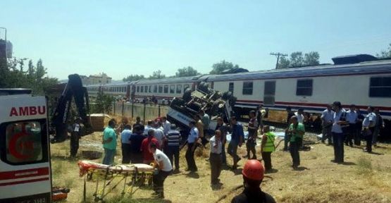 Manisa'da tarım işçilerini taşıyan minibüse tren çarptı