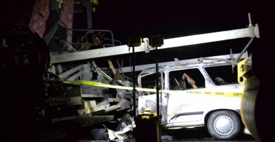 Manisa'da trafiğe kapalı yolda kaza: 3 kişi yanarak öldü