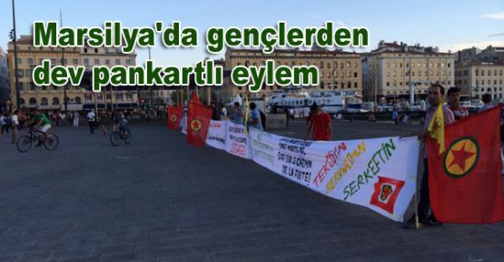 Marsilya'da gençlerden dev pankartlı eylem
