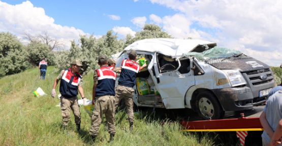 Minibüs devrildi!... 3 Ölü, 2 yaralı!
