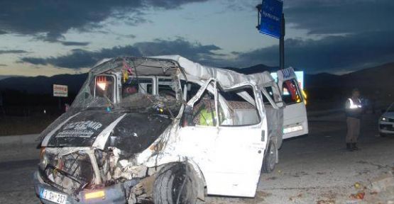 Minübüs kaza yaptı : 2 ölü, 21 yaralı