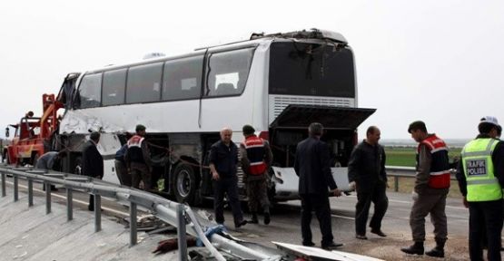 Mitinge giden işçileri taşıyan otobüs devrildi: 33 Yaralı!