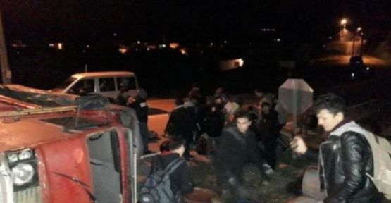 Mültecileri taşıyan kamyonet devrildi: 32 yaralı