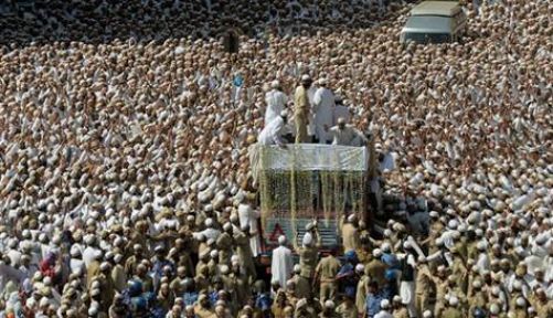 Müslüman liderin cenazesinde izdiham: 18 ölü