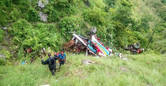 Nepal'de otobüs devrildi: 33 ölü