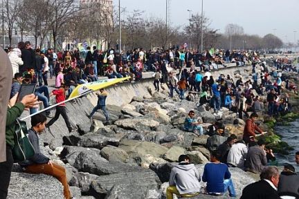 Newroz Coşkusu Denize Taştı