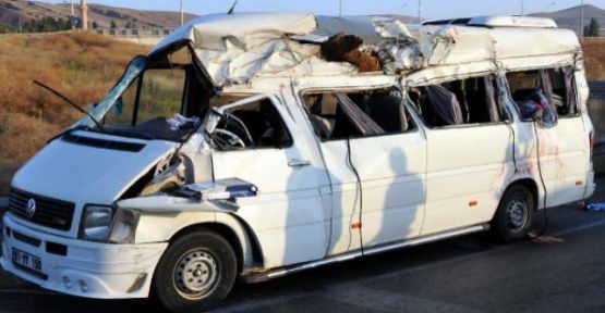 Nişana gidenleri taşıyan minübüs devrildi!... 3 ölü, 14 yaralı!
