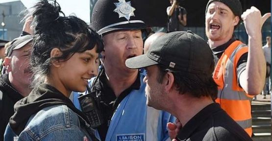 'Öfkeli ırkçıya küçümseyen bakış'