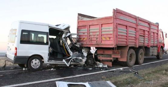 Öğrenci servisi kamyona çarptı:1 ölü
