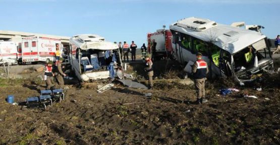 Öğrenci ve işçi servisleri çarpıştı:1 ölü
