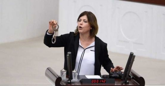 Öğrencilerin eline idam ipi veren öğretmen Meclis gündeminde