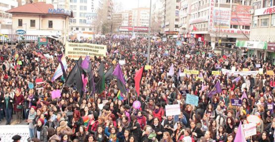 On binlerce kadın 8 Mart için bugün de sokaktaydı