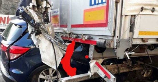 Otomobil, park halindeki TIR'a çarptı: 5 ölü