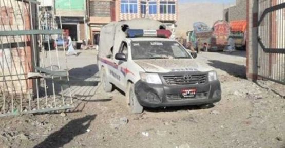 Pakistan'da polis aracına bombalı saldırı