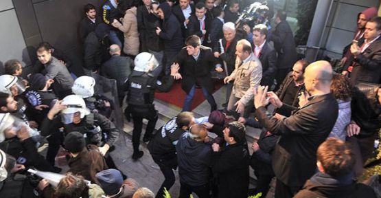 Polis, Koza-İpek Medya binasına biber gazı ve cop kullanarak girdi