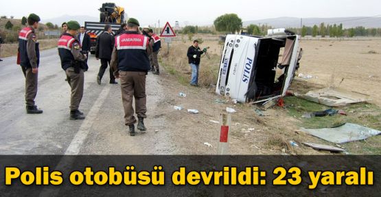 Polis otobüsü devrildi: 23 yaralı