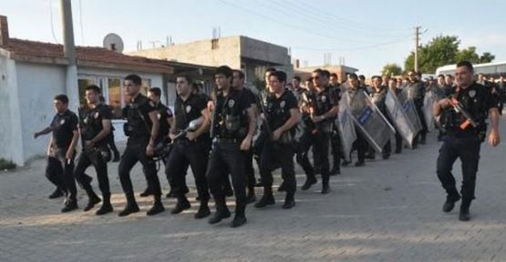 Polis Roman mahallelerinde 'Ne mutlu Türküm' sloganıyla yürüdü