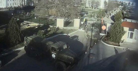 Rus askerler Belbek hava üssünü ele geçirdi