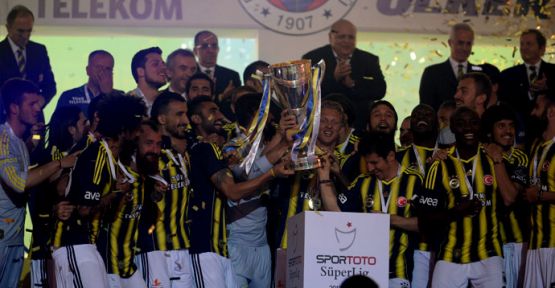 Şampiyon Fenerbahçe kupasına kavuştu