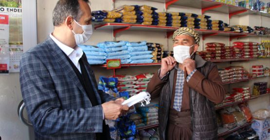 Şemdinli Belediye Başkanı Tahir Saklı, maske dağıttı
