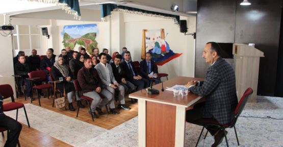 Şemdinli Belediye Başkanı Tahir Saklı, personellerle yılın ilk toplantısını yaptı