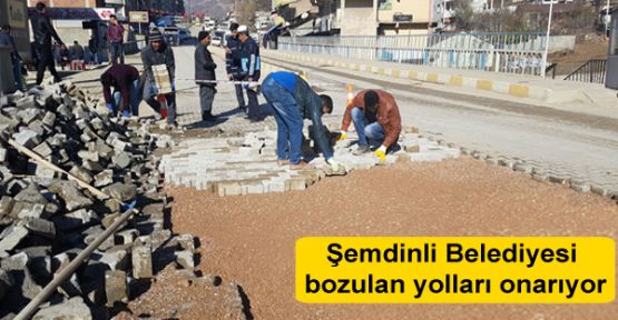 Şemdinli Belediyesi bozulan yolları onarıyor