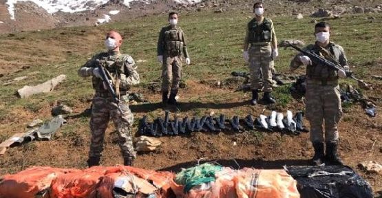 Şemdinli sınırında 16 tüfek ve kaçak sigaralar ele geçirildi