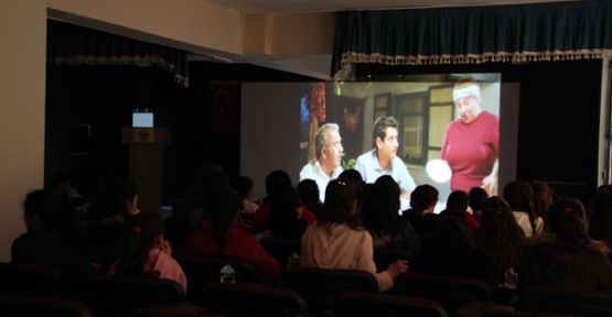 Şemdinli'de öğrencilere film izleme etkinliği düzenlendi