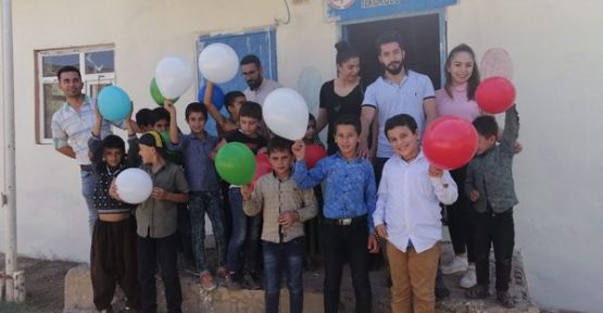 Şemdinli'de sağlık çalışanları öğrencilere İlköğretim Haftası hediyesi dağıttı