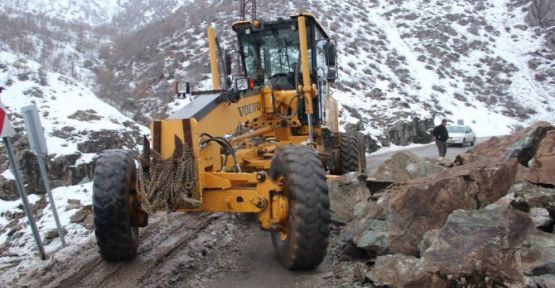 Şemdinli'de yola kaya parçaları düştü