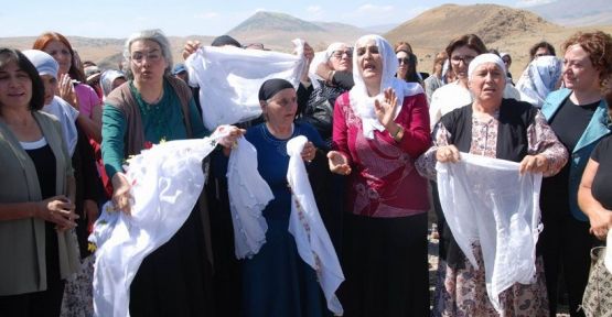 Silah sesleri arasında kadınların barış çığlığı