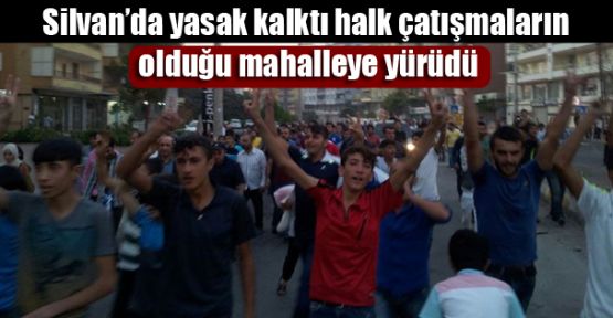 Silvan'da yasağı kalktı halk çatışmaların olduğu mahalleye yürüdü