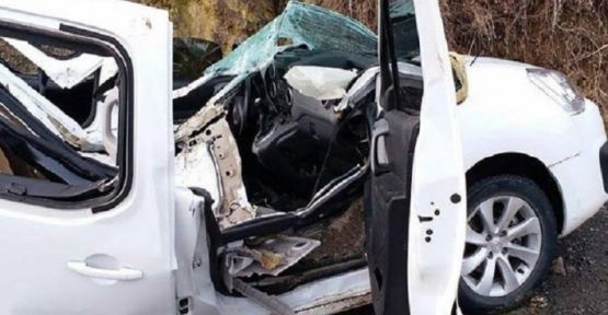 Şırnak'ta kaya parçası, aracın üzerine yuvarlandı